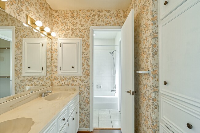 Building Photo - 2438 Hodges Bend Cir