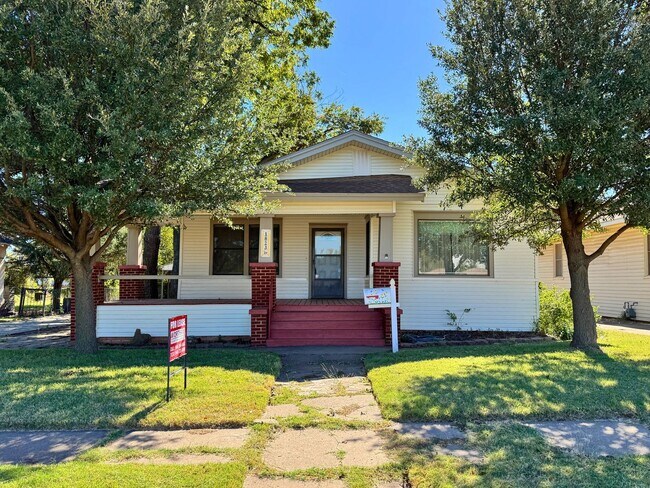 Primary Photo - Adorable 3 Bed, 1 Bath Craftsman Home