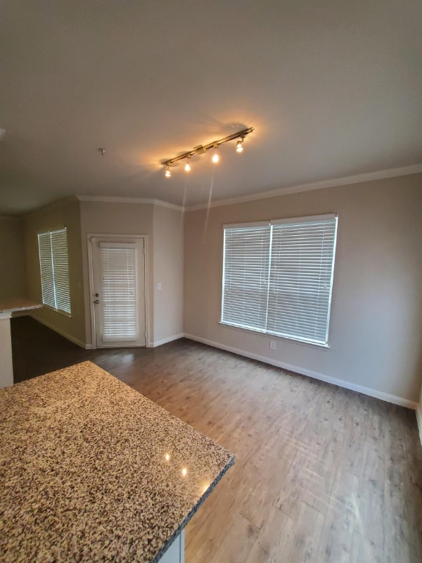 Building Photo - 906 Allen St