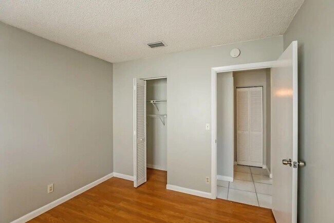 Building Photo - 5885 Lambeth Cir