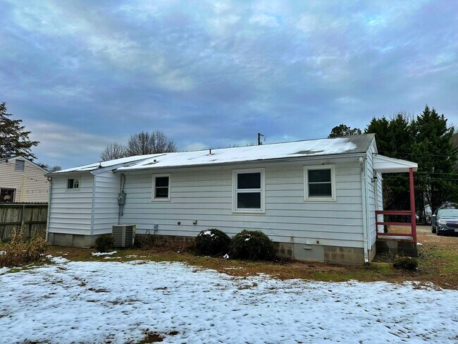 Building Photo - Renovated Rancher with 3 Bedrooms & 2 Baths!