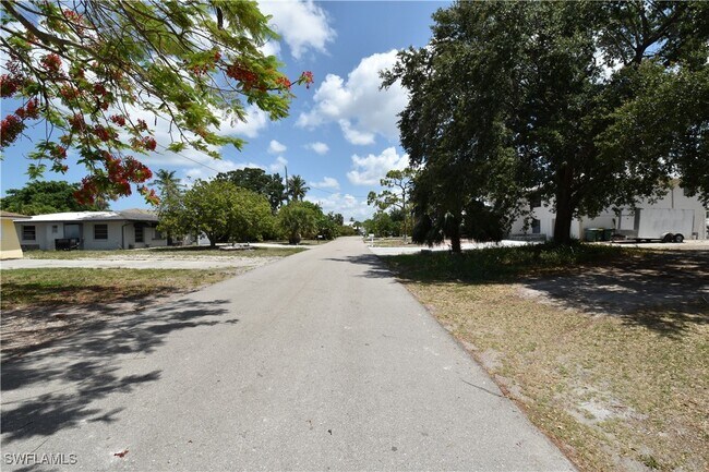 Building Photo - 3461 Lakeview Dr