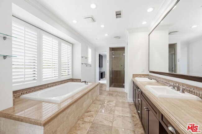 Building Photo - 13079 Bluff Creek Dr