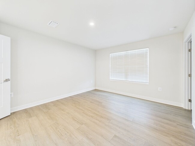 Building Photo - Functional Floorplan, Modern Comfort – Wel...