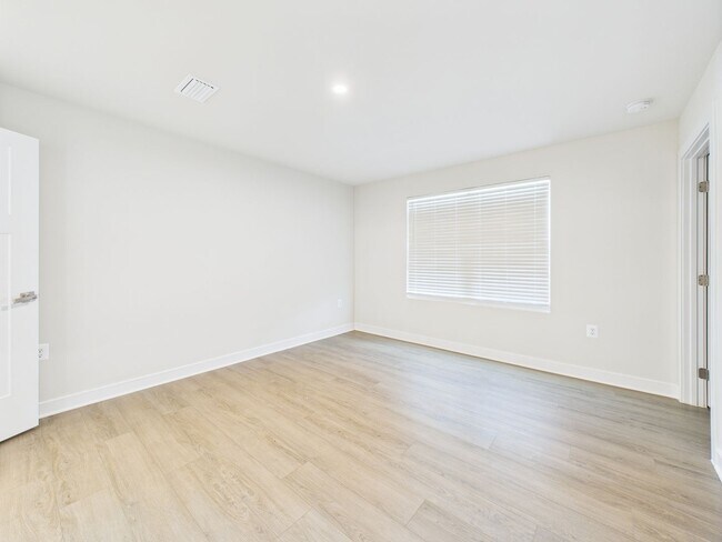 Building Photo - Functional Floorplan, Modern Comfort – Wel...