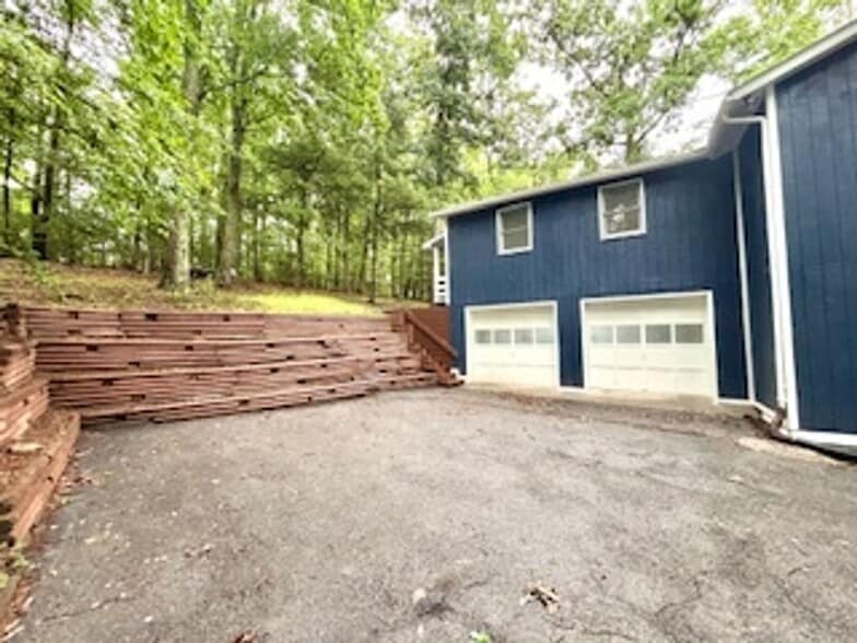 Building Photo - 1078 Lakeview Dr