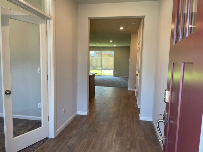 Building Photo - 2091 Legacy Hts Dr SE