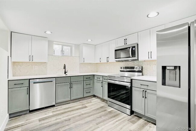 Building Photo - Beautiful 2 Bed 2 Bath With Bonus Living Space in Denver's Clayton Neighborhood