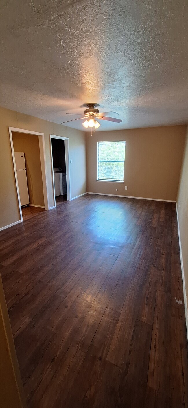 Building Photo - 302 Manuel Dr
