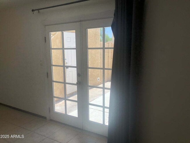 Building Photo - 2 Story Townhouse,  3 Bedroom, 1 Bathroom,...