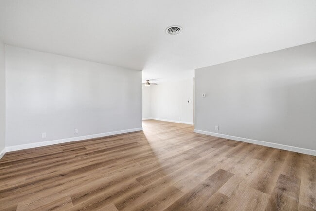 Building Photo - Updated and Stylish 3 bedroom 2.5 bath home in Anaheim