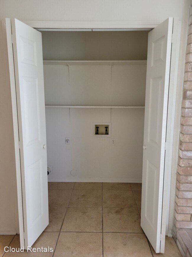 Building Photo - 3 br, 2 bath House - 2402 SILVERHILL DRIVE