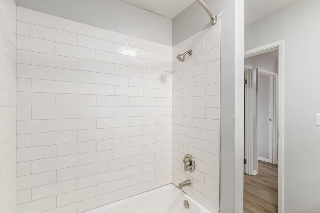 Building Photo - 639 Riverview Dr