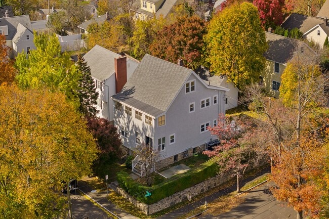 Building Photo - 158 Henry St