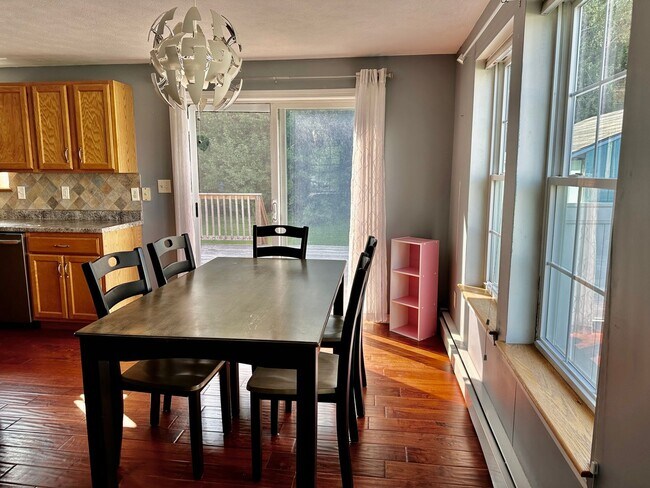 Building Photo - Like New 3BR, 1.5 bathroom Colonial For Rent