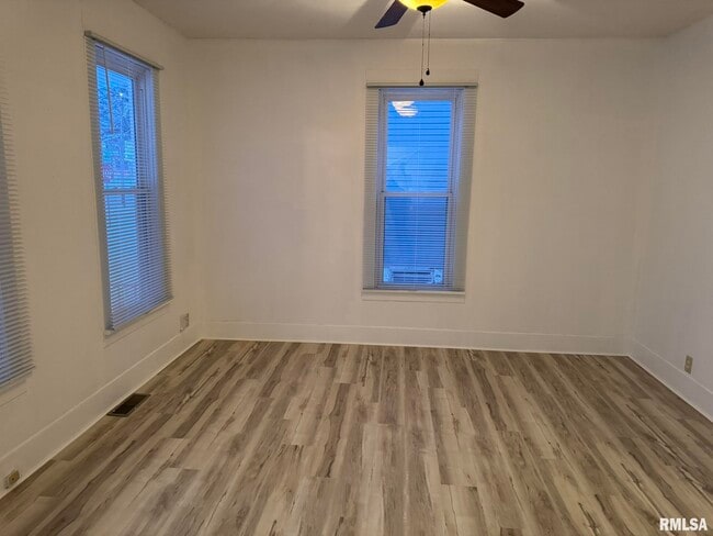 Building Photo - 105 6th Ave