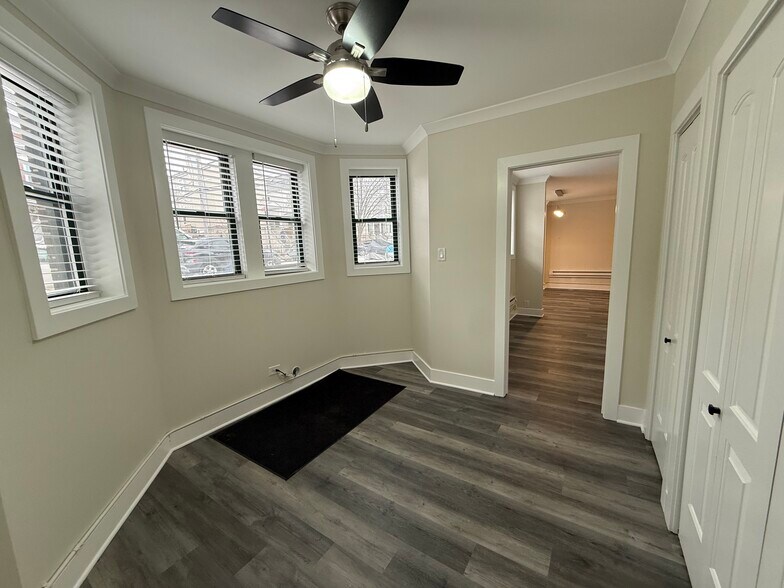 Building Photo - 3838 N Greenview Ave