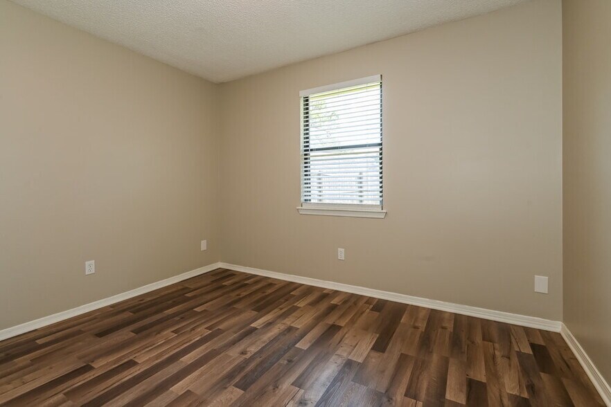 Building Photo - 1290 Bee St N