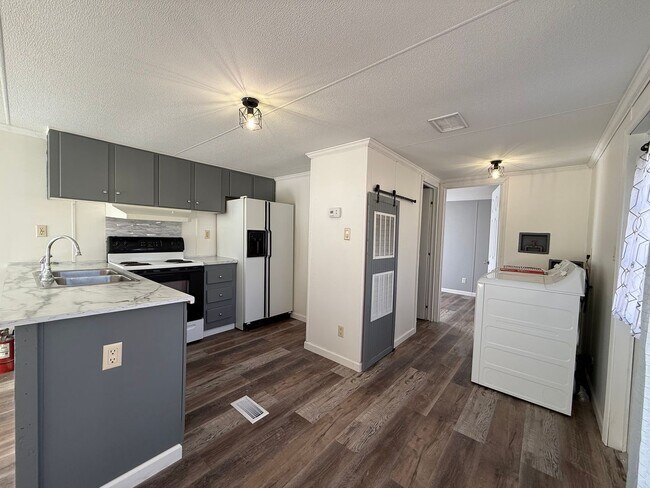 Building Photo - Newly remodeled 2 bedroom 1 bathroom mobil...