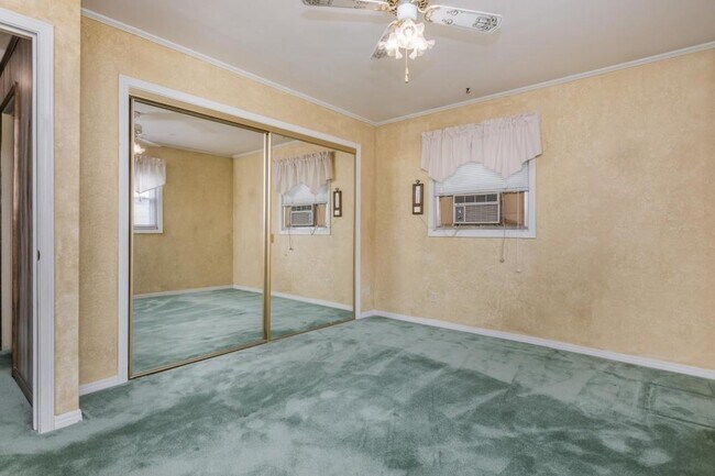 Building Photo - 1128 Sierra Dr