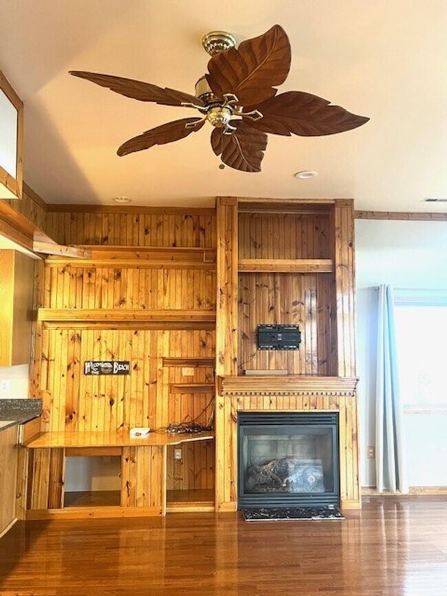 Building Photo - Gorgeous Water Front Home with Beach Access