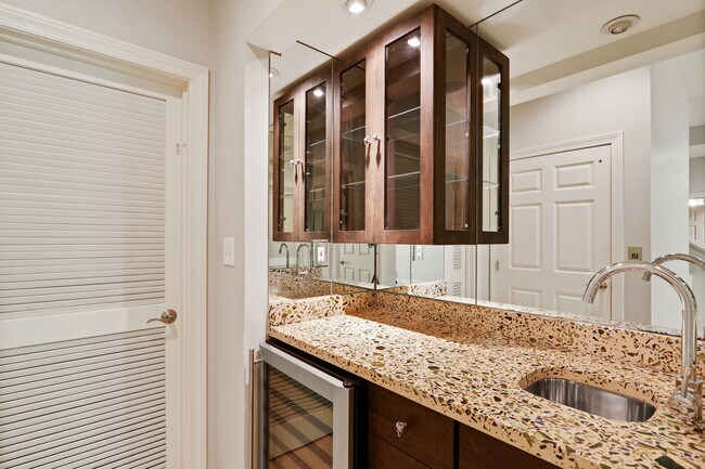Building Photo - EXQUISITE VININGS/SMYRNA 3B/3.5BA W/ ELEVA...