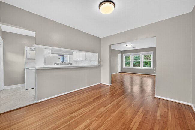 Building Photo - 2343 Wroxton Rd