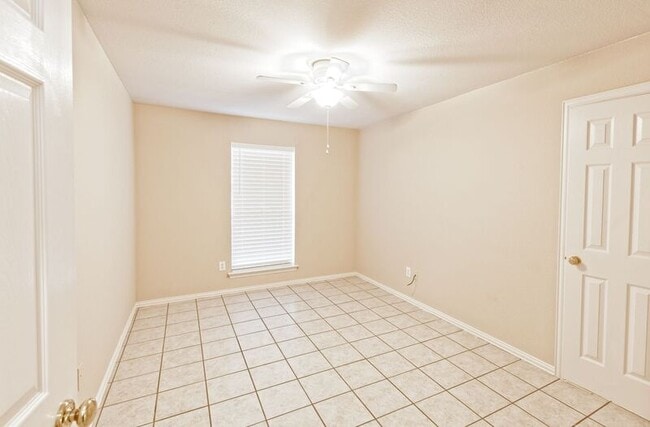 Building Photo - 933 Farmington Rd