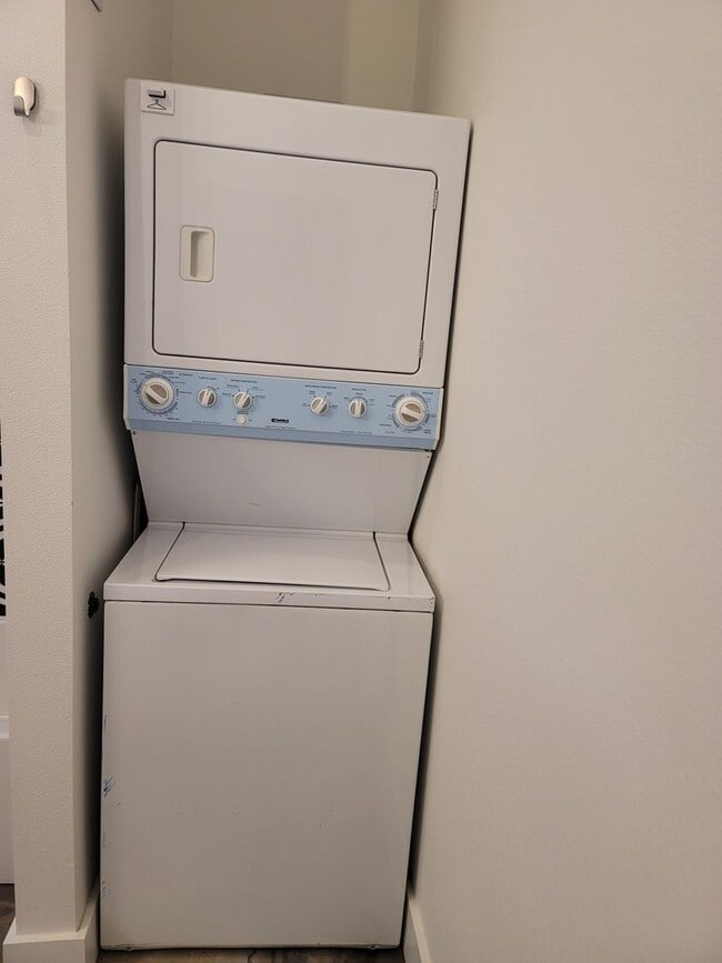 Building Photo - 7008 NE Rodney Ct