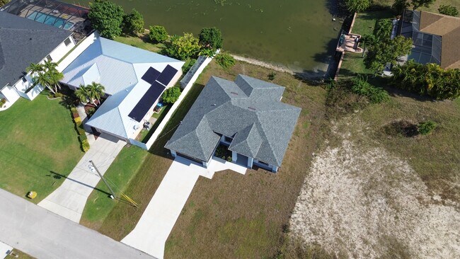 Building Photo - 1227 SE 3rd Ave