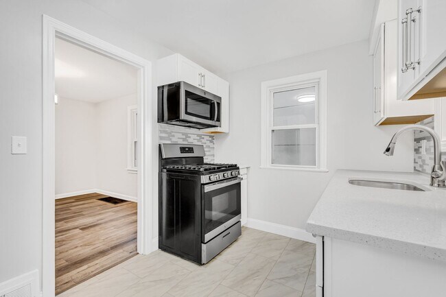 Building Photo - Stunning 2 bedroom home in Brookline available July 15!