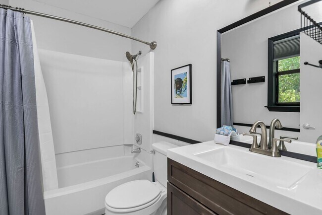 Building Photo - Updated 2BR/2BA Gem Minutes from Downtown Columbia!