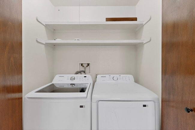 Building Photo - Close in West Side 2 bedroom 1.75/ba 1/cg