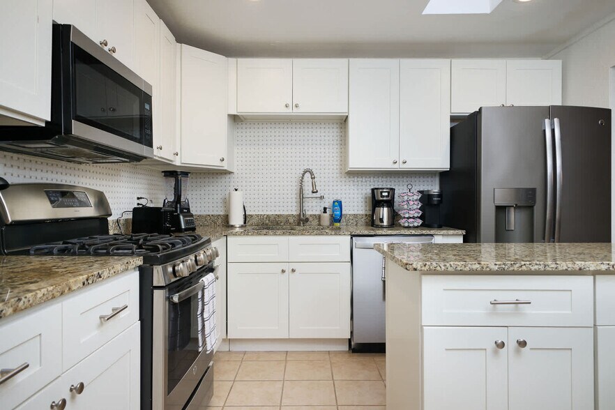 Building Photo - 8323 Starcrest Dr