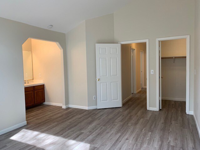Building Photo - Spacious 3 Bedroom / 2 Bath Home with a Bo...