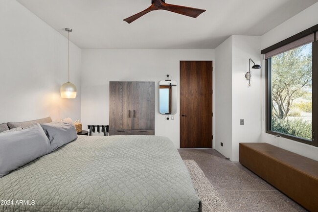 Building Photo - 15212 N Sandy Blf Rd