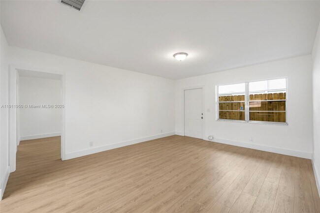 Building Photo - 2033 Dewey St