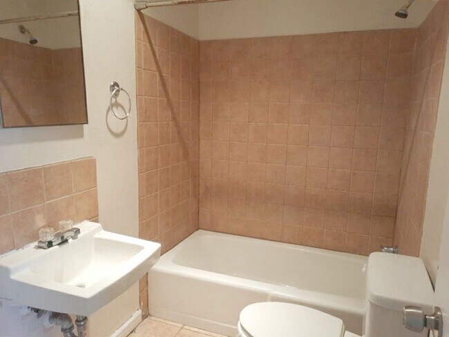 Building Photo - 560 Estancia Dr NW