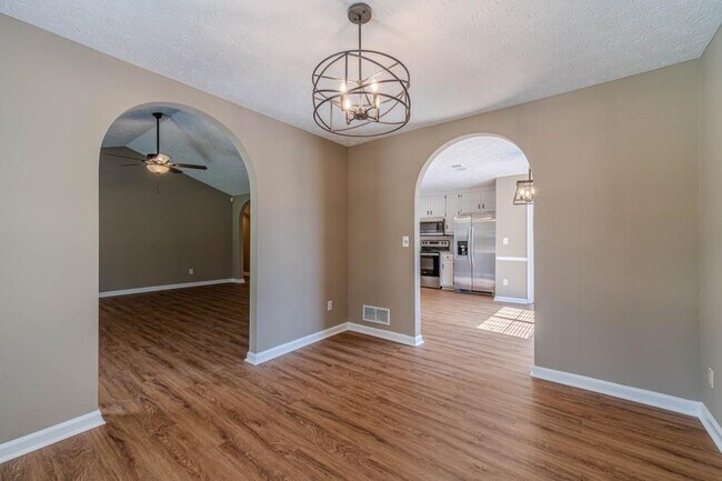 Building Photo - 701 Woodland Ridge Dr