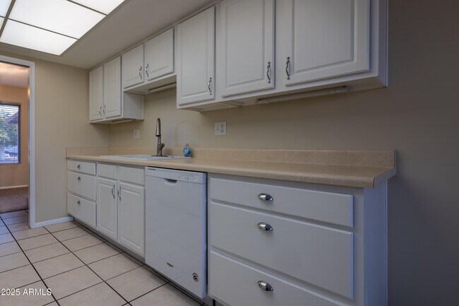 Building Photo - 10005 W Oak Ridge Dr