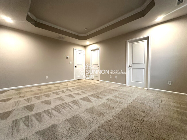 Building Photo - Beautiful 3 Bed Townhome in Eagle Lake Sub...
