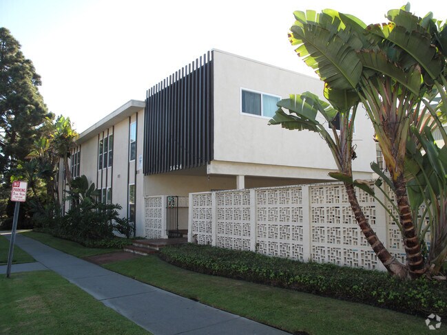 Building Photo - The Emerald Apartments