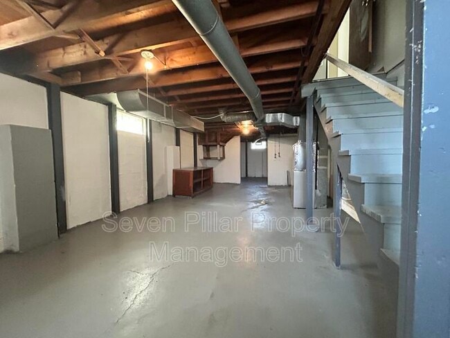 Building Photo - 323 S Napoleon Ave