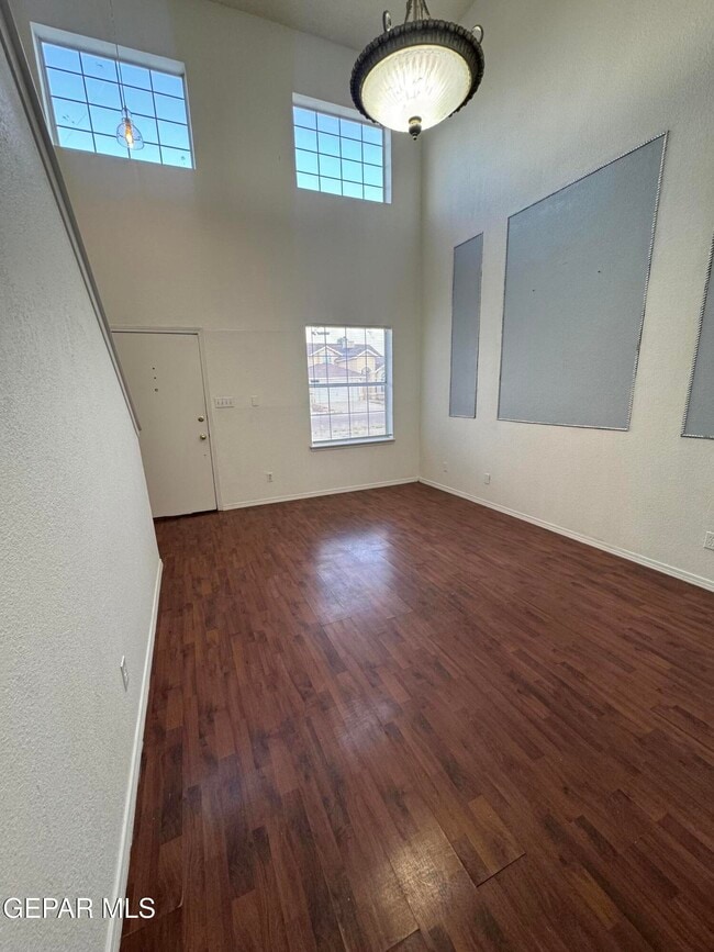 Building Photo - 3033 Tierra Humeda Dr