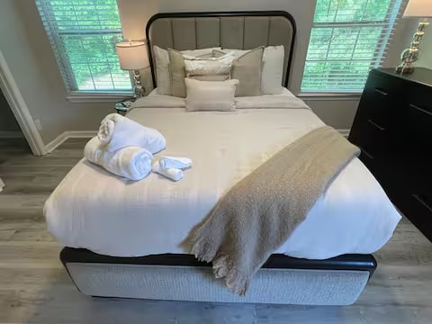 Building Photo - 5690 Hampton Ct