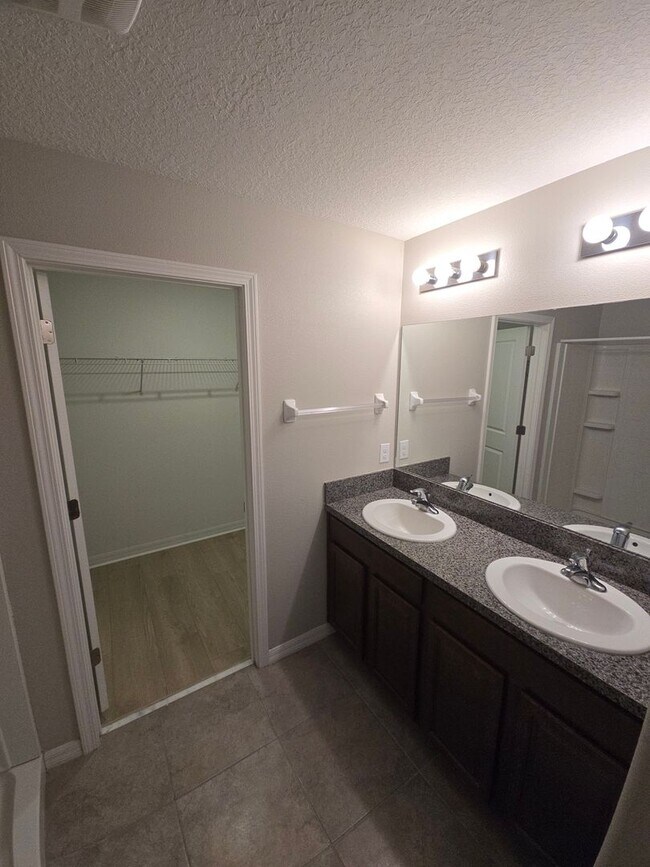 Building Photo - Gorgeous 4-Bedroom, 2.5-Bathroom Home in R...