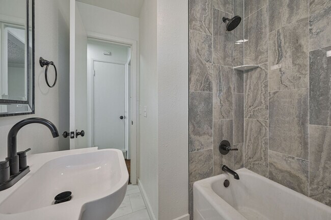 Building Photo - 6104 S Villa Ave