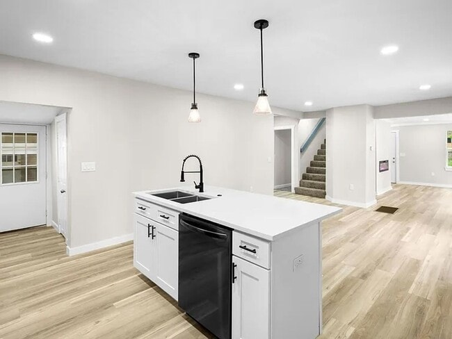 Building Photo - Perfect Family Home in Bolivar