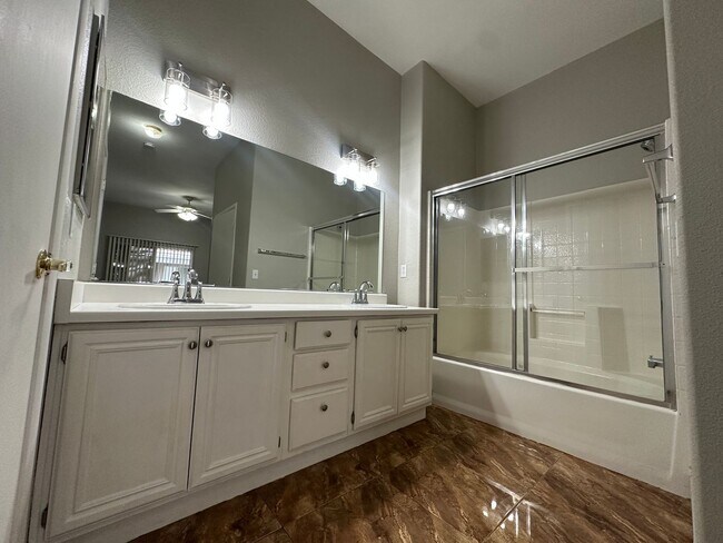 Building Photo - BEAUTIFUL 3BD/2BATH CONDO!
