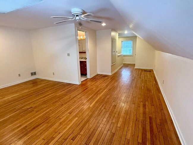 Building Photo - Beautiful 3 Bed, 2 Bath Cape Cod